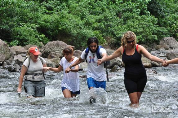 Mais uma travessia de rio na trilha do Rio do Boi, em Praia Grande, em Santa Catarina
